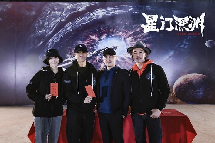 总制片人孙放,导演兼编剧张小北,监制兼摄影指导罗登,制片人林娜,侯杰